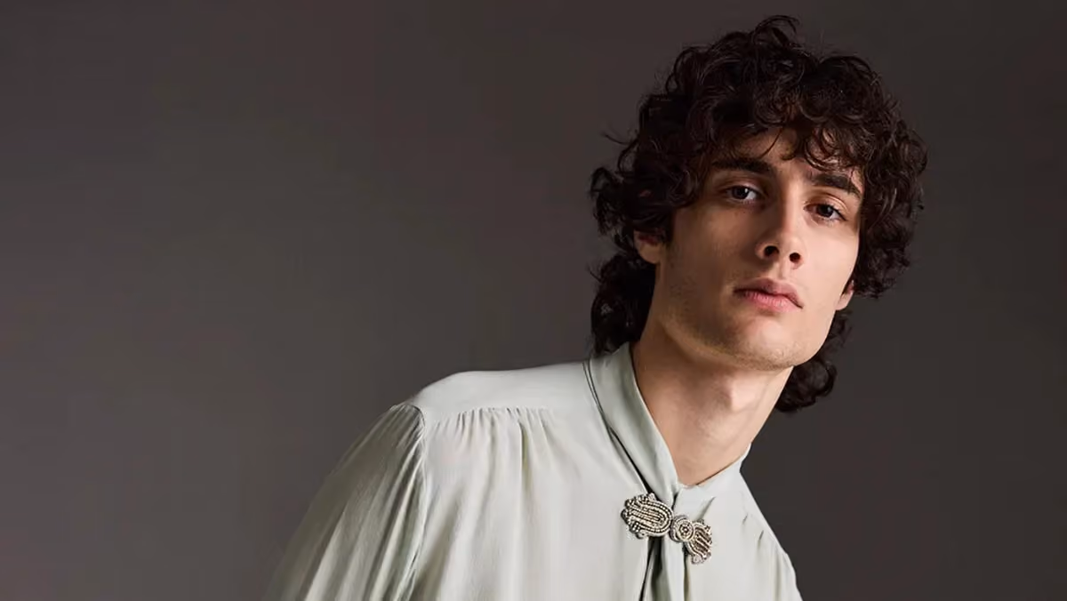 sombr, the New York rock singer-songwriter behind I Barely Know Her, in a portrait photo