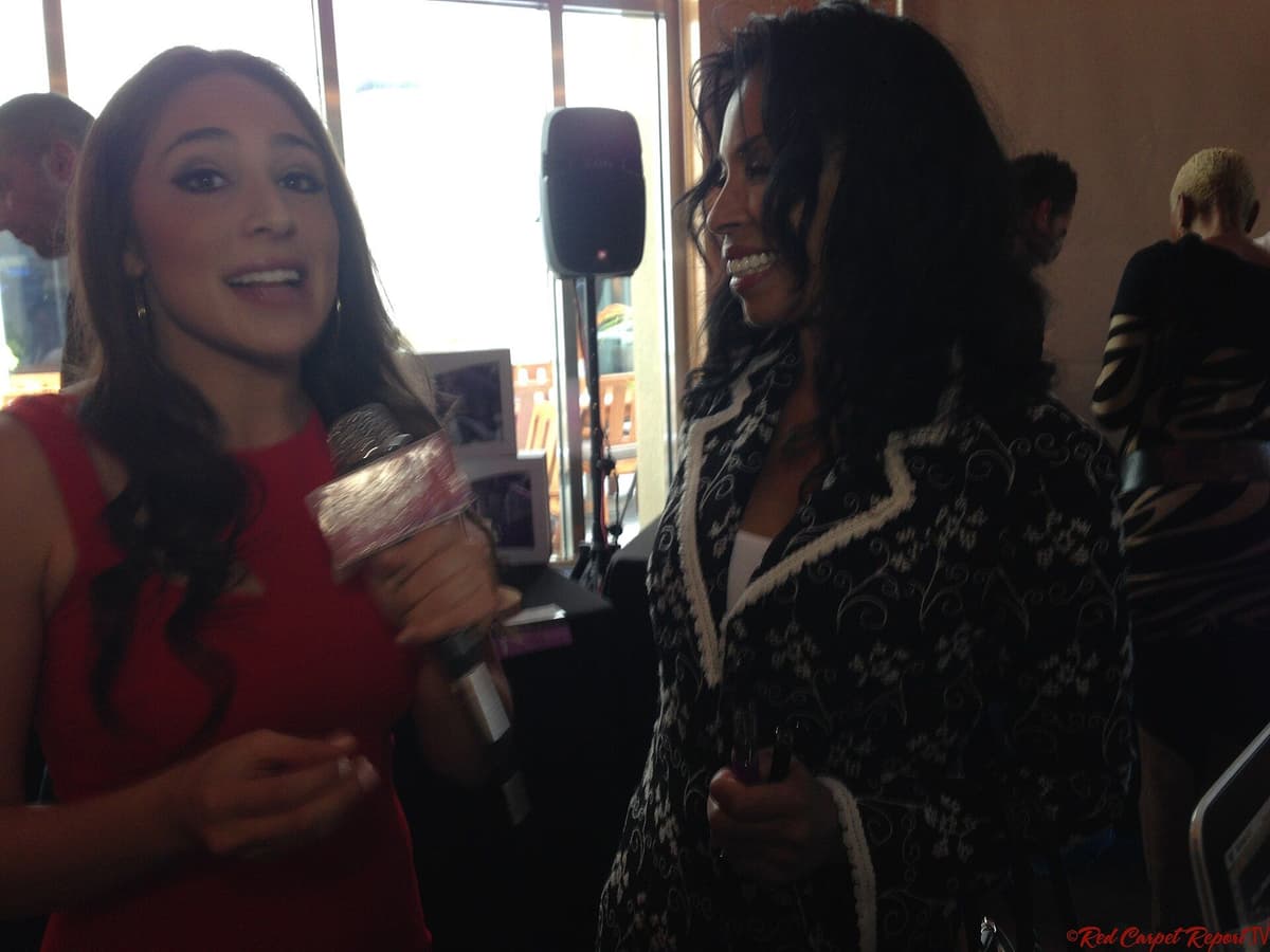www.redcarpetreporttv.com Mingle Media TV's Red Carpet Report host Danielle Robay were invited to come out to cover the 2013 American Music Awards with a Gift Lounge for a Cause…