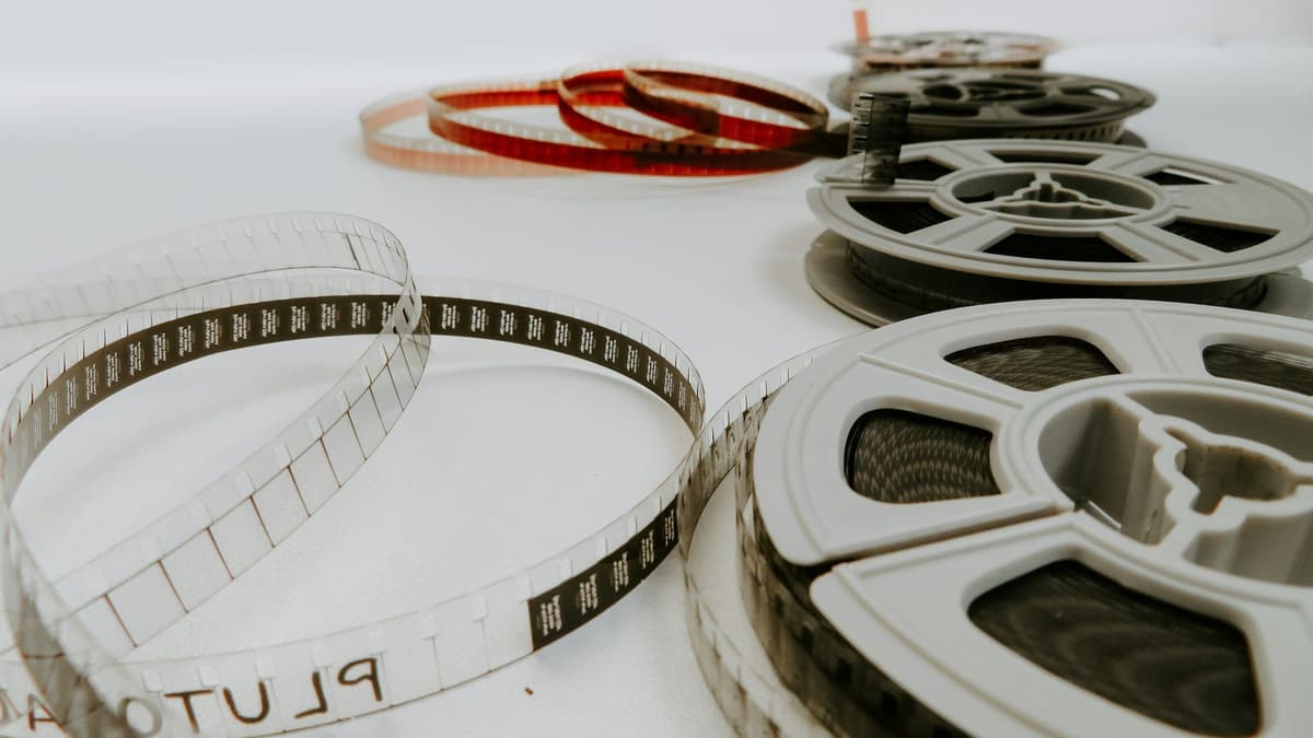 Abstract cover plate for a Hollywood Standard analysis of streaming metrics