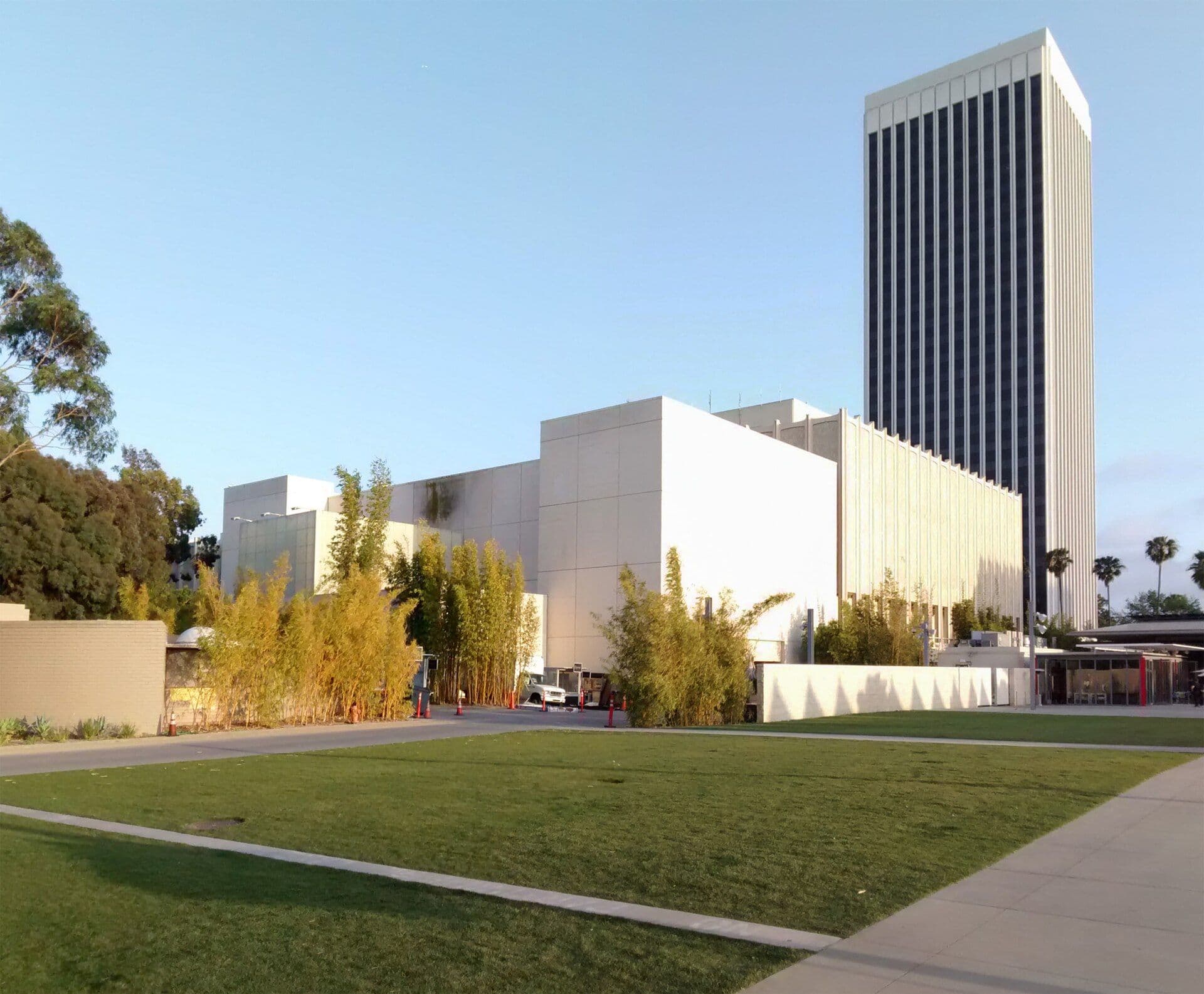 Contemporary LACMA building with vertical ribbed tower and lower pavilions, viewed across green lawn